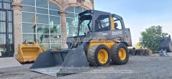 Minicargador-JohnDeere-318D-2039-1